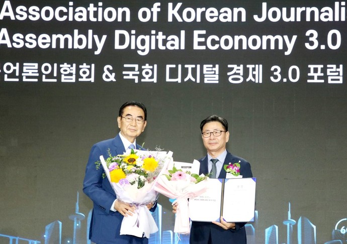 안양시는 지난 5일 월드 스마트시티 엑스포에서 스마트시티 상을 받았다(오른쪽 김능식 안양시 부시장) 사진=안양시