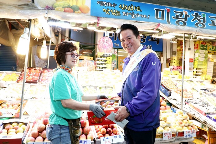 최대호 안양시장 전통시장 방문2(남부시장_9월5일) 사진=안양시
