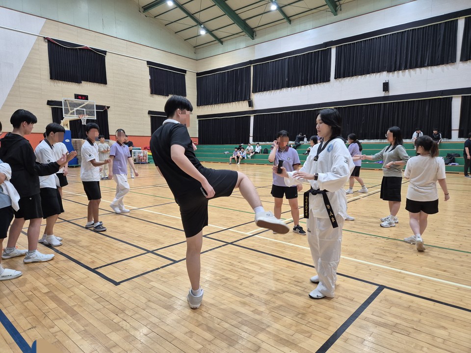 여주시 청소년들이 ‘레전드와 함께하는 예체능 진로 체험’ 프로그램에 참여하고 있다. 사진=여주시