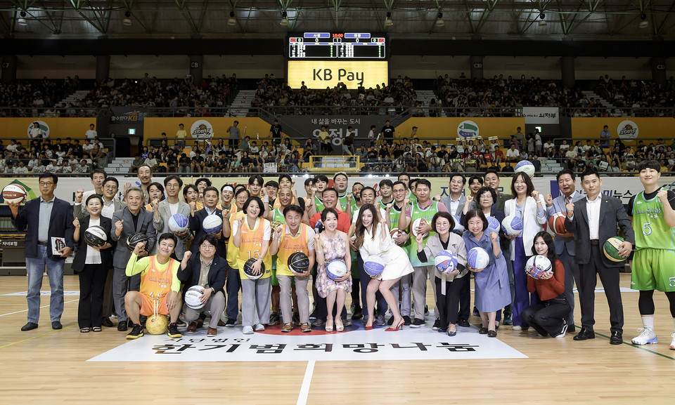 김동근 시장이 9월 7일 ‘2024 스타와 함께하는 희망농구 자선경기’에서 참석자 및 선수단과 함께 기념사진을 찍고 있다.사진=의정부시