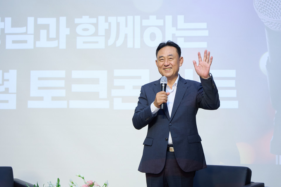 여주시는 지난 9일 여성회관 공연장에서 '시장님과 함께하는 청렴 공감 토크콘서트'를 열고, 이충우 시장과 공직자들이 함께 청렴 의식을 공유하며 조직 내 부조리 개선 방향을 논의하는 시간을 가졌다고 10일 밝혔다. 사진=여주시