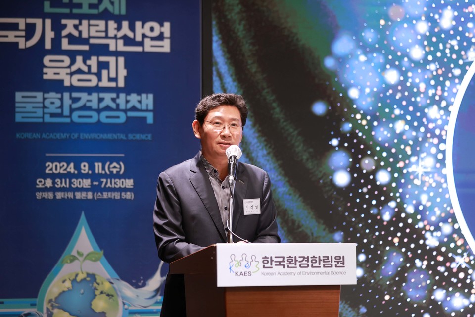 이상일 용인특례시장은 11일 오후 서울 서초구 양재동 엘타워 멜론홀에서 열린 ‘제65차 환경리더스포럼’에 참석했다. 사진=용인특례시의회