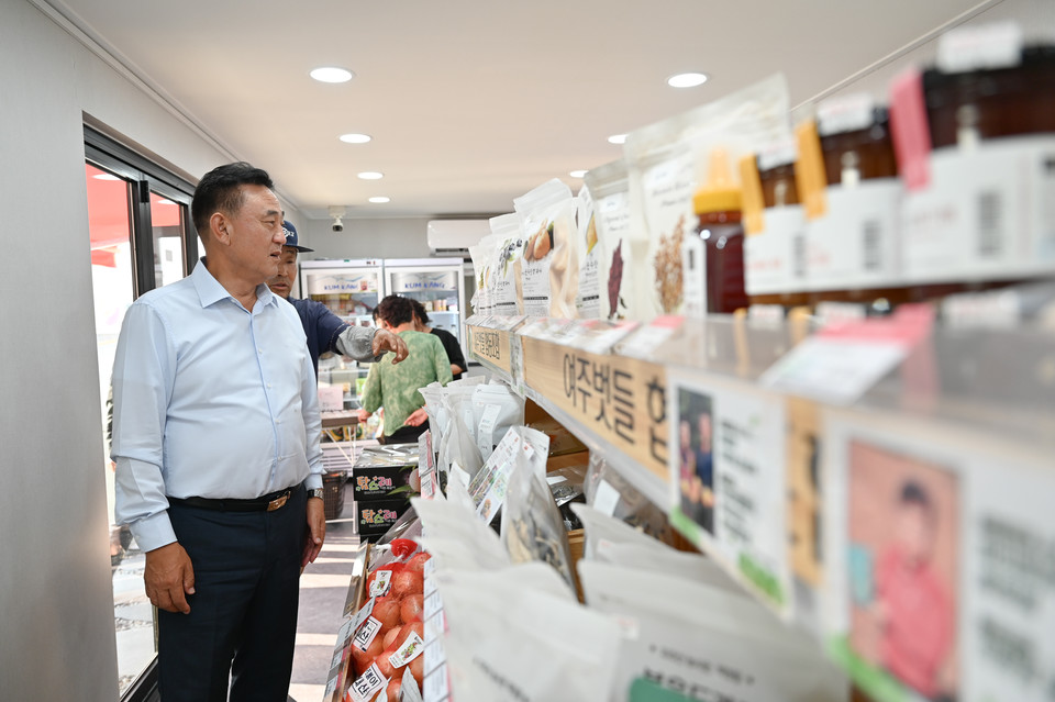여주시 가남읍 은봉2리는 지난 9일 마을 입구 경충대로변에 로컬푸드 판매장을 개소하고, 마을 및 인근 지역에서 생산된 신선한 농산물과 가공품 등 약 100종을 저렴한 가격에 판매하고 있다고 12일 밝혔다. 사진=여주시