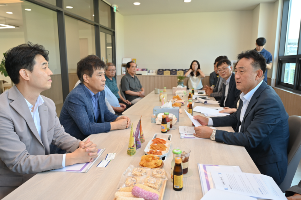 여주시는 이충우 시장이 지난 9월 10일 여주시 북내면에 위치한 ㈜농업회사법인 거산을 방문해 기업인과의 소통을 강화하고 고구마 산업 지원 방안을 논의했다고 19일 밝혔다.  사진=여주시청