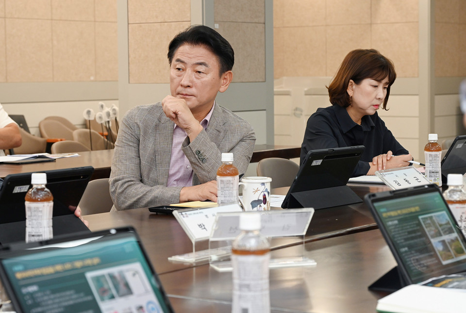 김동근 시장이 9월 19일 시청 중회의실에서 ‘동장단 정책소통 티타임’을 진행하고 있다. 사진=의정부시청