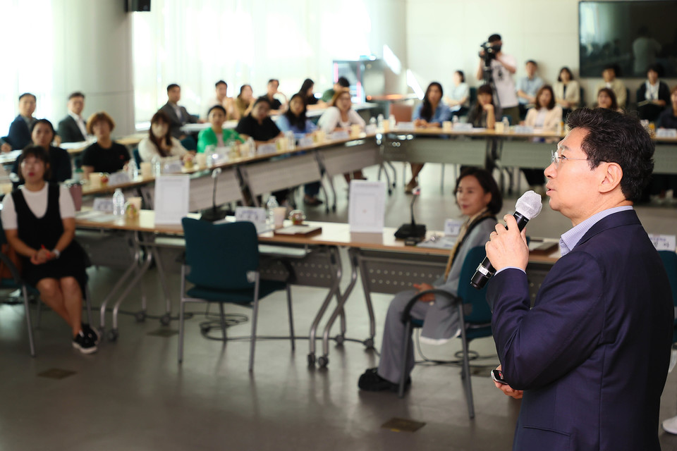 이상일 용인특례시장은 지난 23일 시청 비전홀에서 처인지역 초등학교 학부모 대표들과 간담회를 갖고, 학교별 교육 현안에 대해 논의했다. 사진=용인특례시