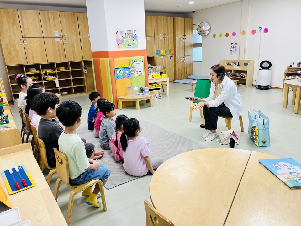어린이들이 인천 동구에서 원어민 강사의 지도로 영어 수업을 받고 있다. 사진=인천동구