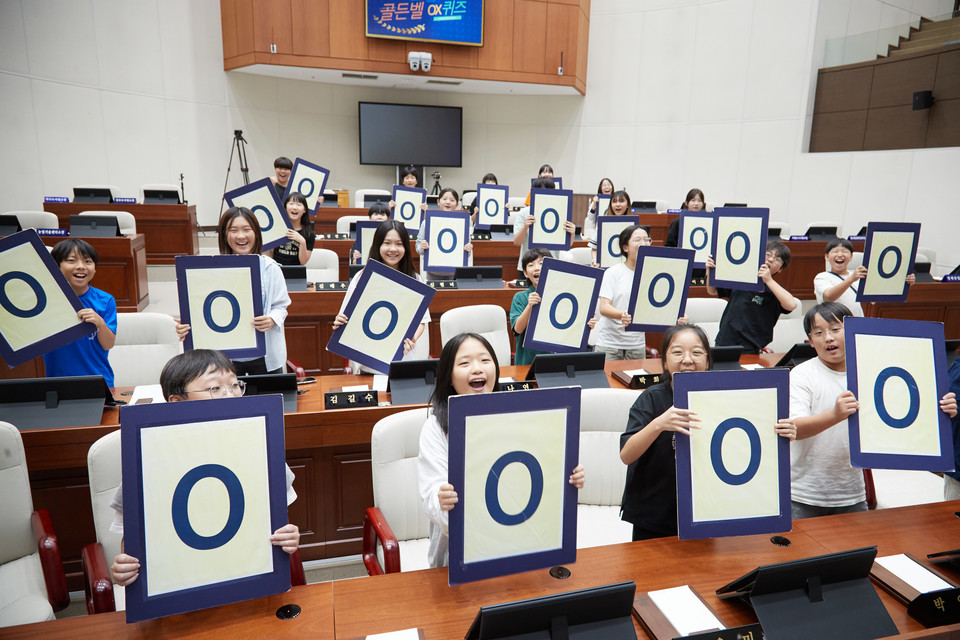 용인특례시의회에서 운영하는 ‘청소년 지방자치아카데미’에 25일 흥덕초등학교 학생자치회 31명이 참여했다. 사진=용인특례시의회