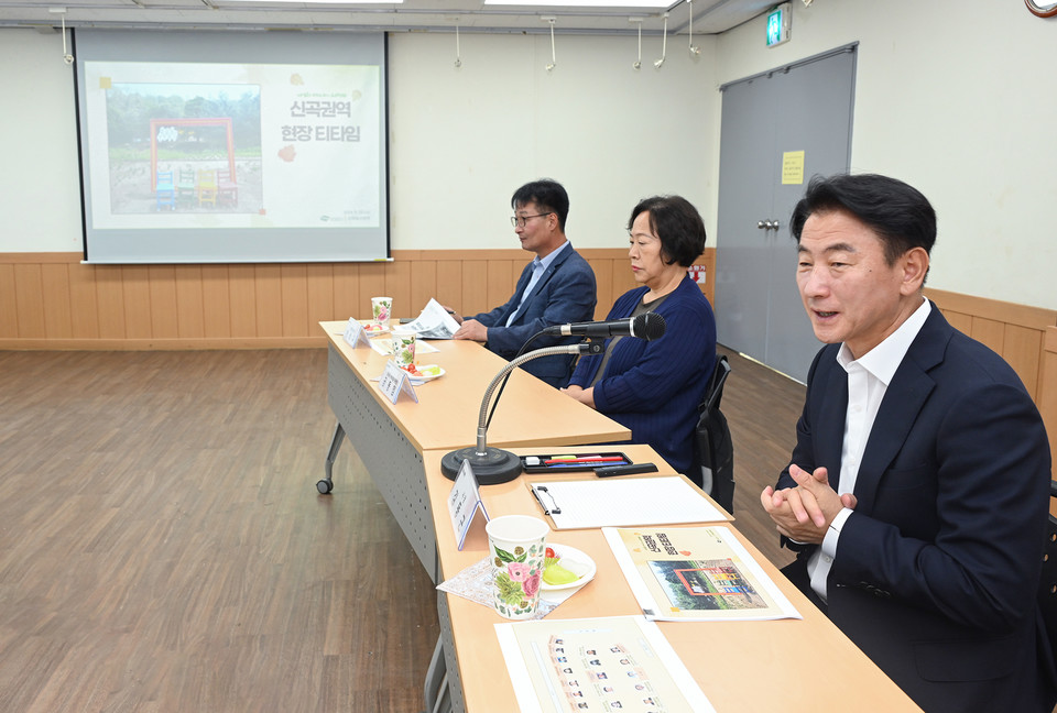 김동근 시장이 9월 25일 신곡권역 현장 티타임을 진행하고 있다. 사진=의정부시청