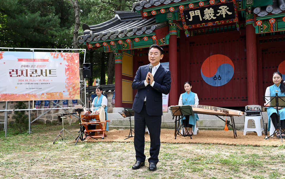 김동근 시장이 지난 25일 용현산업단지 내 정문부 장군묘에서 열린 점심공연(런치콘서트)에 방문해 근로자들에게 인사말을 하고 있다. 사진=의정부시청