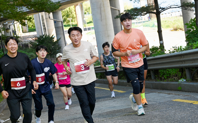 김동근 의정부시장(가운데)이 3일 강남구가 주최한 ‘제21회 국제평화마라톤 대회’에 참가해 달리고있다. 사진=의정부시청