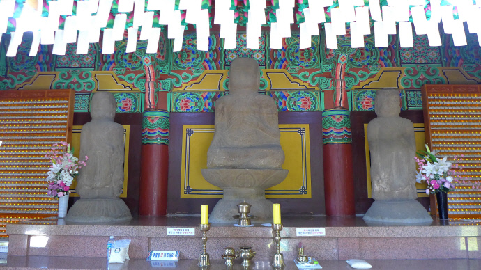 봉녕사 용화각 석조삼존불. 사진=박찬희