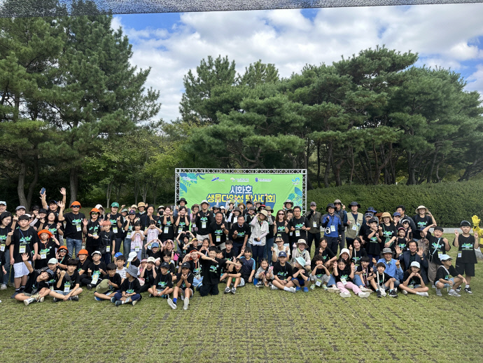 (재)안산환경재단이 안산갈대습지에서 진행한 시화호 생물다양성탐사대회에서 멸종위기종 저어새의 대규모 서식지를 비롯해 408종의 생물종이 발견됐다.   사진=안산환경재단