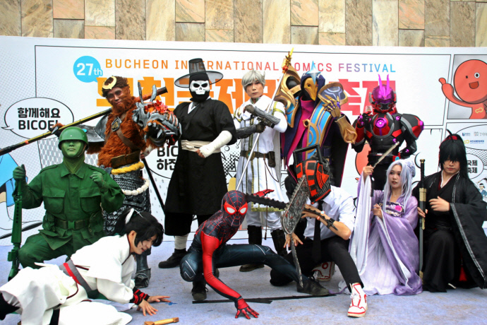 제27회 부천국제만화축제와 함께 열린 경기국제코스프레페스티벌 참가자들이 포즈를 취하고 있다. 사진=한국만화영상진흥원