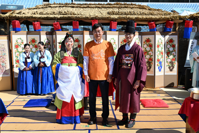 안산 와~스타디움에서 열린 제5회 김홍도문화제에서 시민 세 쌍의 전통혼례식이 펼쳐졌다. 사진은 이민근 안산시장(가운데)과 전통 혼례를 올린 부부의 기념촬영 모습. 사진=안산시청