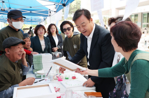 김성제 의왕시장이 희망나래장애인복지관 마을지음축제 행사장에서 시민들과 이야기를 나누고 있다. 사진=의왕시청