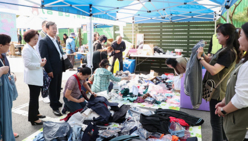 마을지음축제 현장을 찾은 김성제 의왕시장이 플리마켓 물품을 살펴보고 있다. 사진=의왕시청