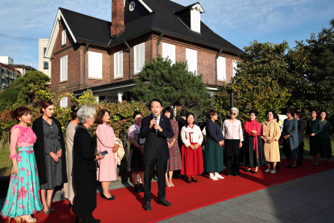 김찬진 인천 동구청장이 지난 5일 열린 배다리축제에서 박태순 박의상실 대표의 생애 첫 패션쇼에서 축사를 하고 있다. 사진=동구청
