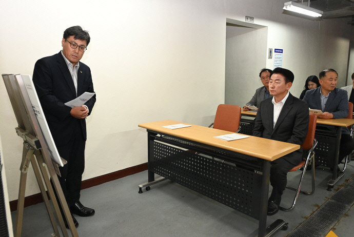 김동근 의정부시장이 7일 백석천 제1주차장에 방문해 하이패스 결제시스템 운영에 대한 보고를 받고 있다. 사진=의정부시청