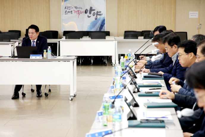 최대호 안양시장(왼쪽)이 8일 시청 상황실에서 ‘안양시 물순환 기본계획 용역 최종보고회’를 주재하고 있다. 사진=안양시청