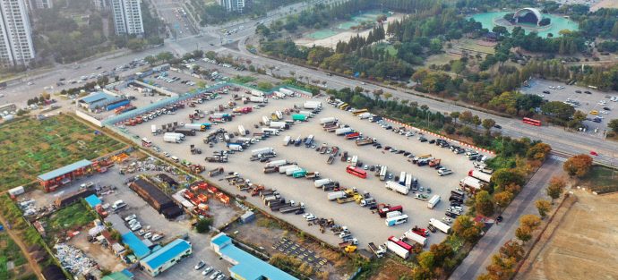 안산시가 대형자동차 임시주차장을 조성한 지 일주일 만에 이용률 70%를 달성한 가운데, 지속적인 계도와 단속을 병행하고 있다.  사진은 초지동에 조성된 대형차 임시주차장 모습.  사진=안산시청