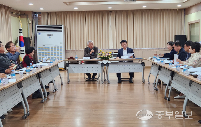 김동근 의정부시장(가운데 오른쪽)이 8일 장암동 주민자치회 정기회의에서 동 현안을 경청하고 있다. 사진=이석중기자