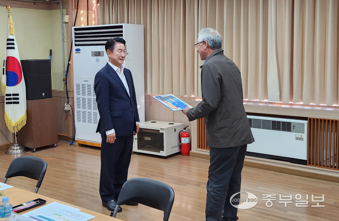 김동근 의정부시장(왼쪽)이 장암동 주민자치회 명예위원 위촉장을 받고 있다. 사진=이석중기자