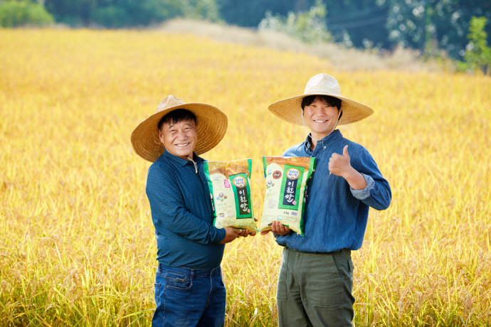 올해 수확한 이천쌀을 들고 환한 미소를 짓고 있는 농민 모습. 사진=이천시청