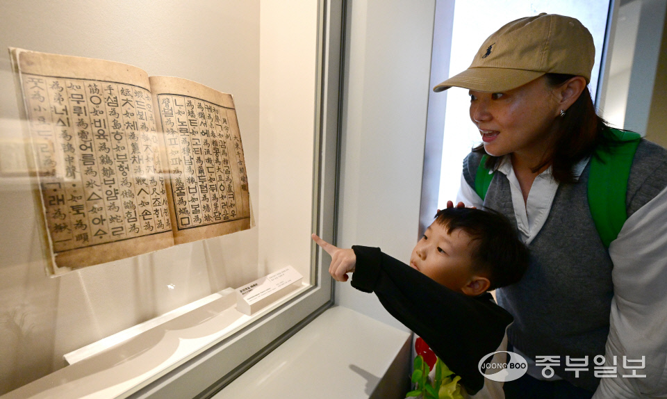 제578돌 한글날을 맞은 9일 인천시 연수구 국립세계문자박물관 을 찾은 시민들이 훈민정음 해례본(복제품) 전시를 관람하고 있다. 정선식기자