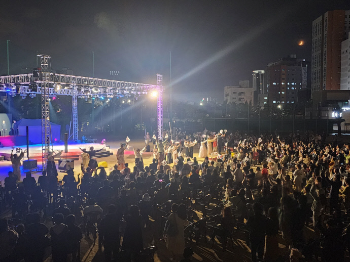 지난 9일 인천 동구 창영초등학교에서 열린 꽃비 공연에서 배우들이 