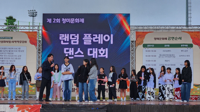 이천시 장호원읍 농촌중심 활성화사업 추진위원회가 개최한 ‘청미문화제’에서 참여 청소년들이 마음껏 끼를 발산하고 있다.사진=이천시청