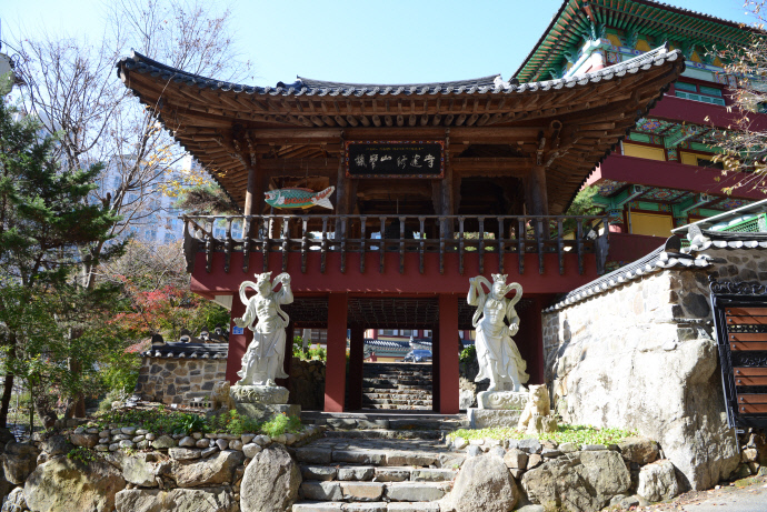 수진사의 정문인 종루. 사진=주수완