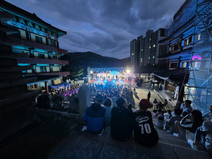 수지산에서 열린 산사음악회 ‘하늘과 땅을 잇는 소리’. 사진=주수완