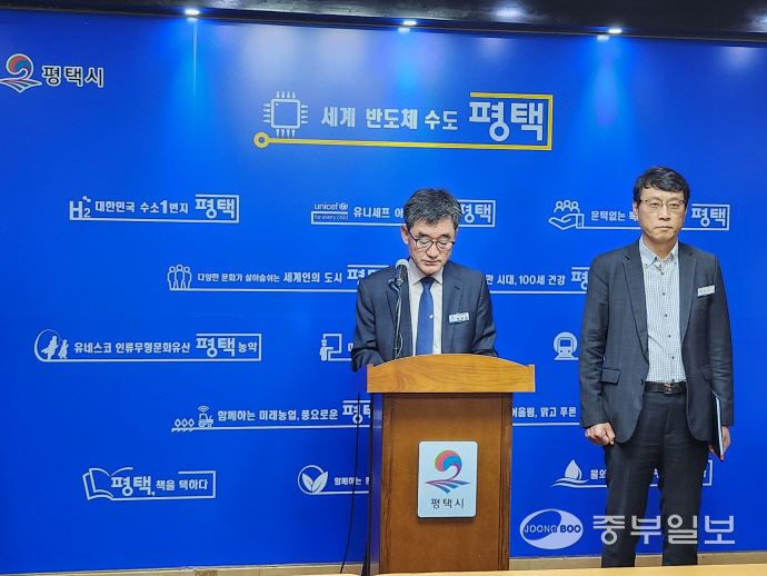 10일 진행된 평택시 공공주택 건축기준 공표 언론브리핑에서 박영철 도시주택국장이 발표하고 있다. 사진=임강유기자