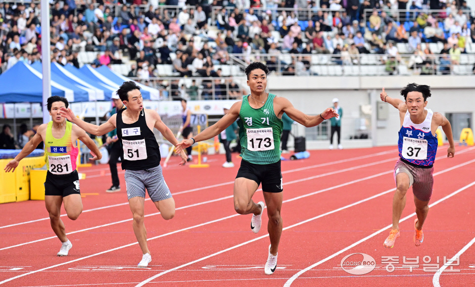 13일 오후 김해종합운동장에서 열린 제105회 전국체육대회 육상 남고부 100m 결승 경기에서 김포제일공고 나마디 조엘진이 1위(10초45)로 결승선에 들어오고 있다. 임채운기자