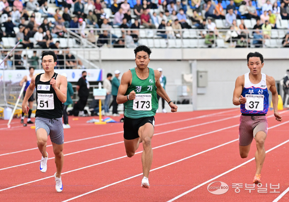 13일 오후 김해종합운동장에서 열린 제105회 전국체육대회 육상 남고부 100m 결승 경기에서 우승을 차지한 김포제일공고 나마디 조엘진이 역주하고 있다. 임채운기자
