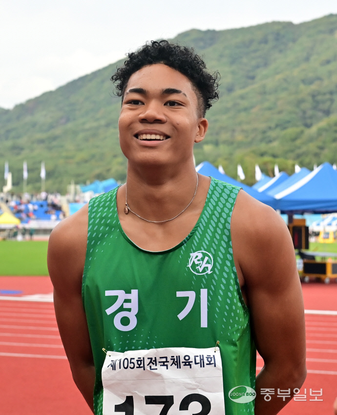 13일 오후 김해종합운동장에서 열린 제105회 전국체육대회 육상 남고부 100m 결승 경기에서 우승을 차지한 김포제일공고 나마디 조엘진이 경기가 끝난 뒤 기념촬영을 하고 있다. 임채운기자