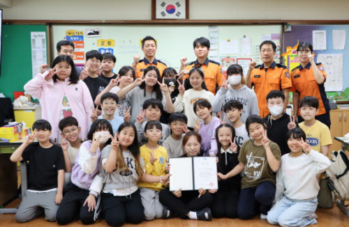 제24회 ‘불조심 어린이마당’전국 경진대회에서 우수상을 수상한 군포산본초 학생들이 기념사진을 찍고 있는 모습. 사진=군포의왕교육지원청