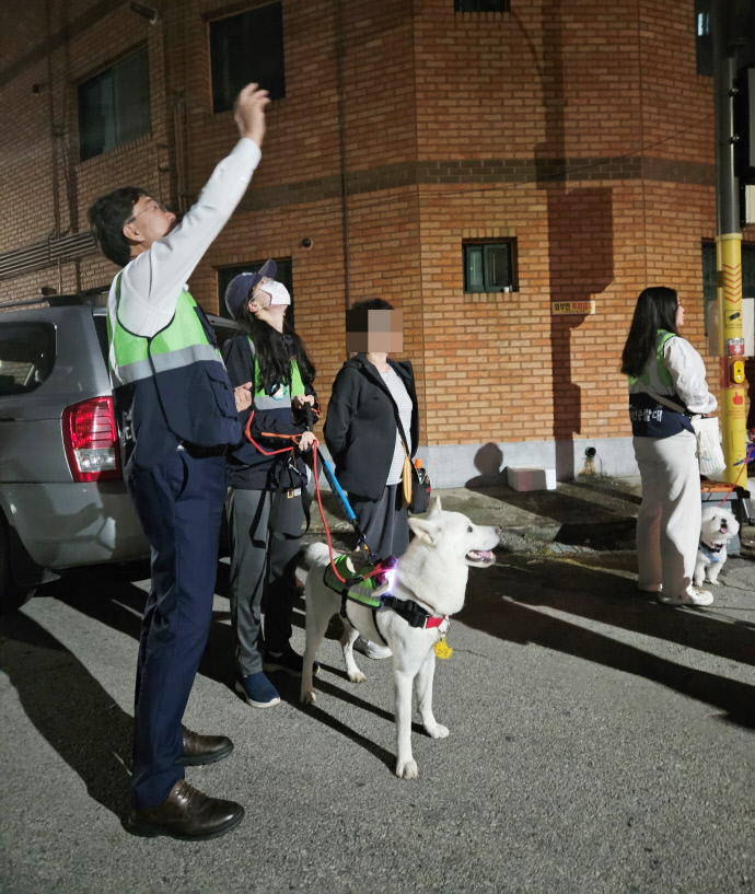 이민근 안산시장(맨 왼쪽)이 15일 반려견 순찰대와 야간합동순찰을 실시하며 개선이 필요한 부분을 살피고 있다. 사진=안산시청