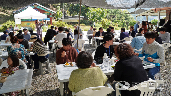 제16회 마하연사찰음식 문화한마당에 모여 사찰음식을 맛보는 사람들. 사진=유승혜