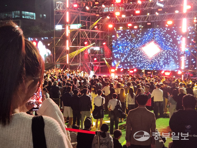 지난 19일 의정부예술의전당 야외 무대에서 열린 ‘2024 BMF’에서 시민들이 공연을 촬영하며 즐기고 있다. 사진=이석중기자