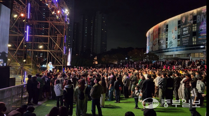 지난 19일 의정부예술의전당 야외 무대에서 열린 ‘2024 BMF’에서 시민들이 가수들과 호응하며 무대를 즐기고 있다. 사진=이석중기자
