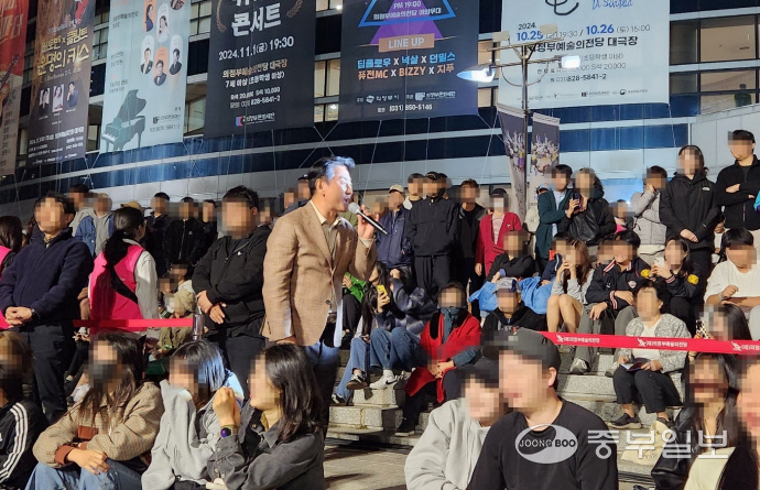 김동근 의정부시장이 지난 19일 의정부예술의전당 야외 무대에서 열린 ‘2024 BMF’에서 랩 스타일 인사말을 하고 있다. 사진=이석중기자