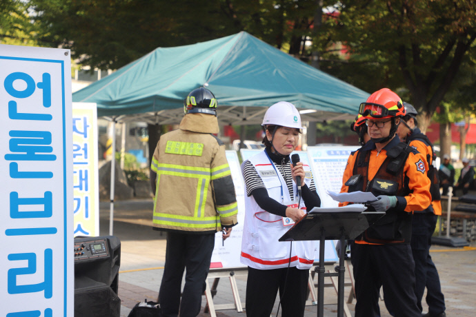 인천 동구보건소 관계자가 최근 실시한 다수사상자 발생 구급대응 합동훈련에서 언론브리핑을 하고 있다. 사진=동구청