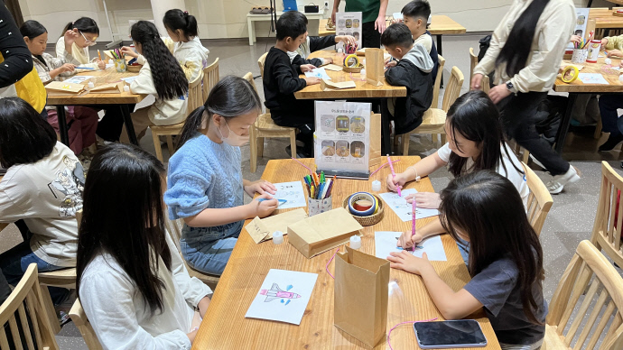 경기도어린이박물관에 초청받은 안산 선일초 학생들이 체험활동에 참여하고 있다. 사진=경기도어린이박물관