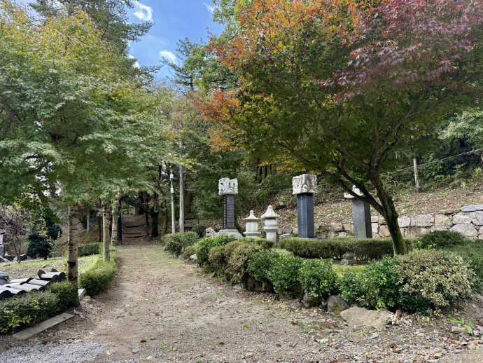 혜경선사공적비와 사적비, 부도가 절 마당 한켠에 자리한다. 사진=김지영