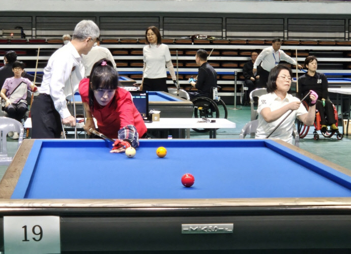 27일 경남 김해실내체육관에서 열린 제44회 전국장애인체육대회 당구 여자부에서 2관왕에 오른 주성연(경기도장애인당구협회)이 경기를 펼치고 있다. 사진=경기도장애인당구협회