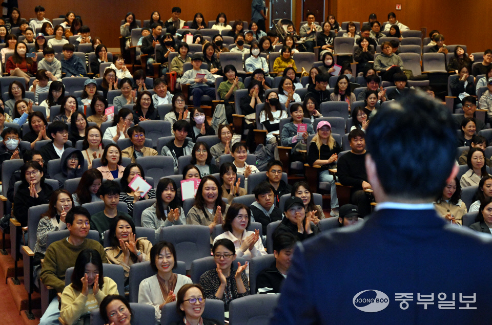 26일 오전 용인시청 3층 에이스홀에서 열린 용인 예비수험생들을 위한 특강에서 시민들이 오대교 모든에듀케이션 대표이사의 강연을 유의 깊게 경청하고 있다. 김경민기자