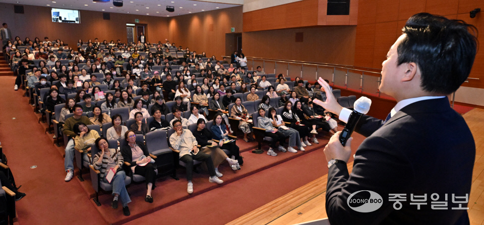 26일 오전 용인시청 3층 에이스홀에서 열린 용인 예비수험생들을 위한 특강에서 시민들이 오대교 모든에듀케이션 대표이사의 강연을 유의 깊게 경청하고 있다. 김경민기자