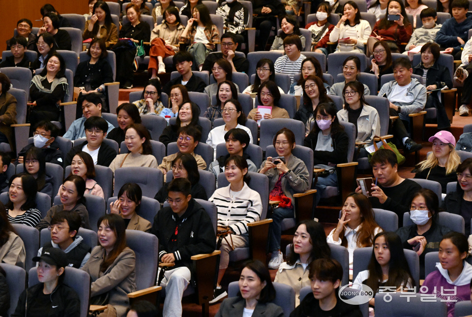 26일 오전 용인시청 3층 에이스홀에서 열린 용인 예비수험생들을 위한 특강에서 시민들이 오대교 모든에듀케이션 대표이사의 강연을 유의 깊게 경청하고 있다. 김경민기자